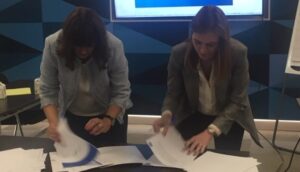 Esther Bienes y Gálata Llano firman el convenio