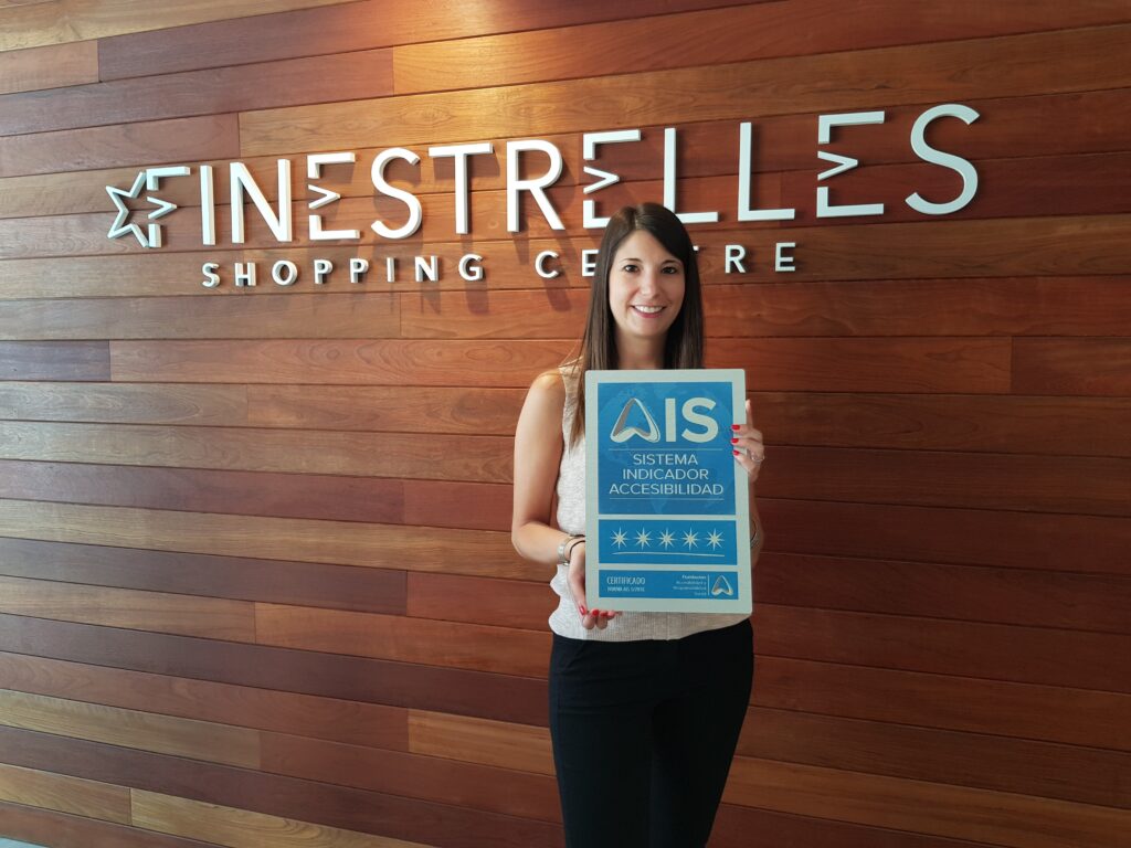 Carla Balart, Gerente CC Finestrelles, con la placa 5 Estrellas AIS en accesibilidad