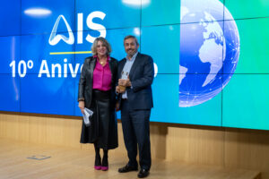 Entrega de premio a Carlos Santos, director general de Ibertumua.