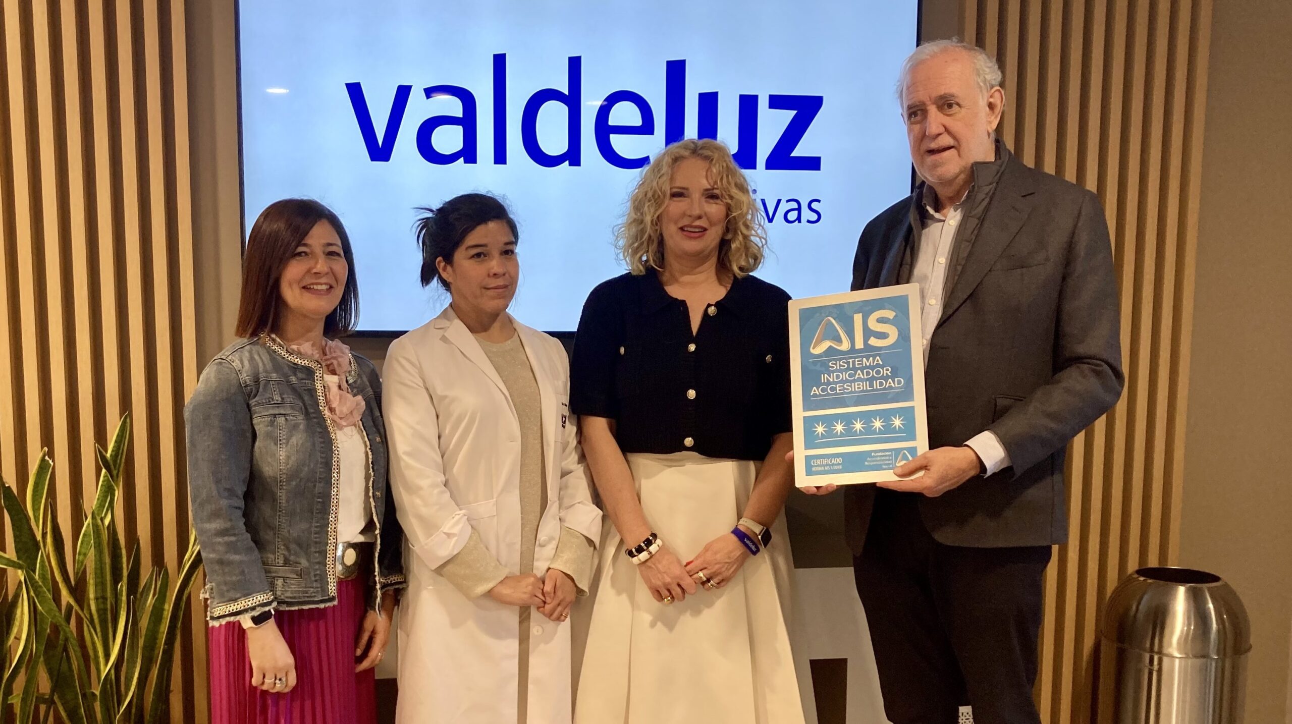 Valdeluz Rivas recibe las 5 Estrellas AIS