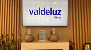 Valdeluz Rivas y la placa