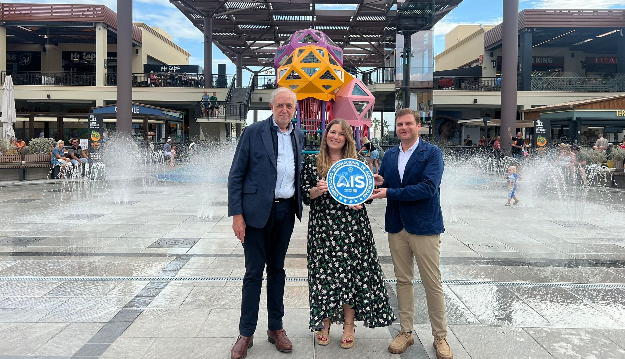 Entrega de placa en el centro comercial Zenia Boulevard.