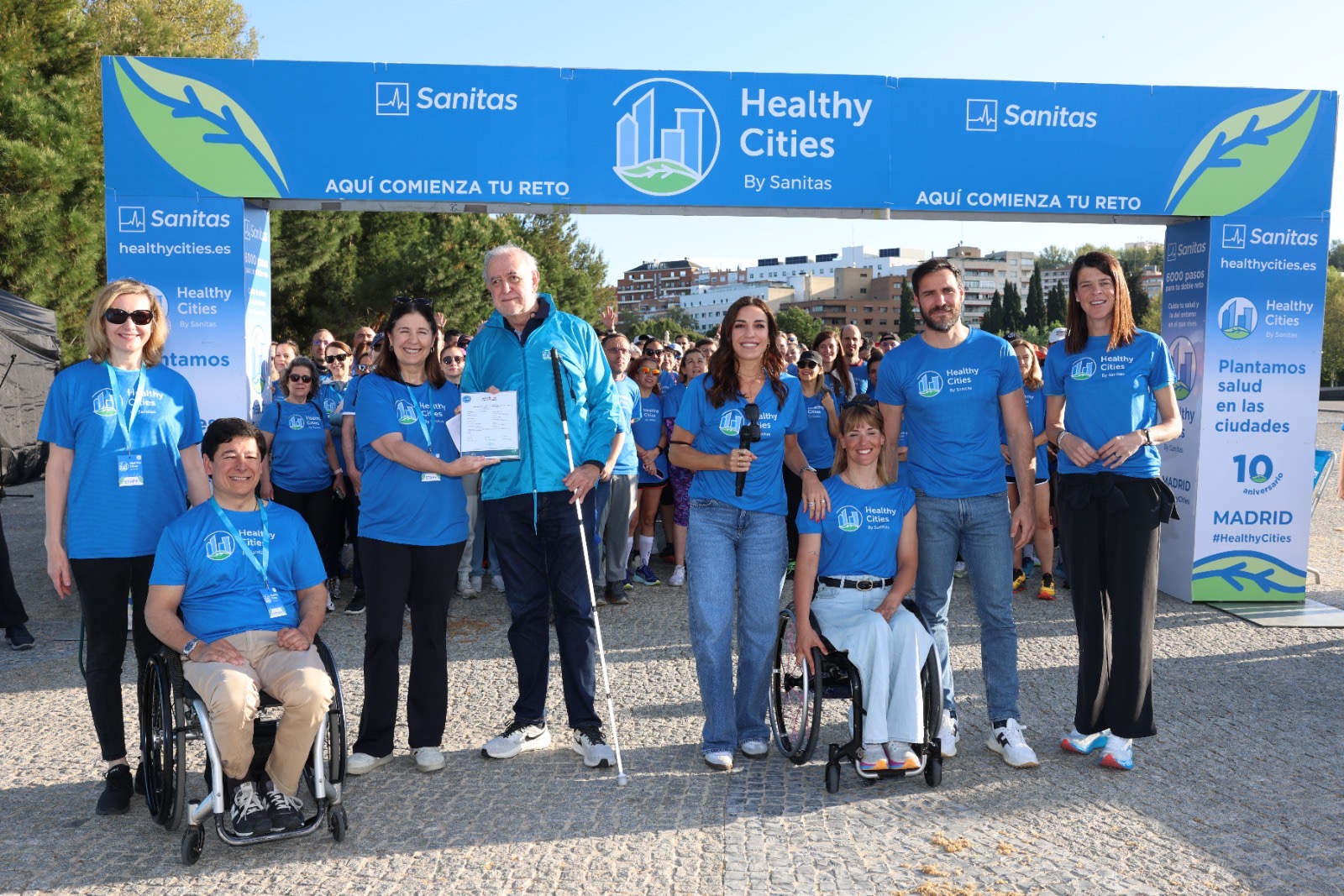 Entrega del certificado AIS antes de la marcha Healthy Cities