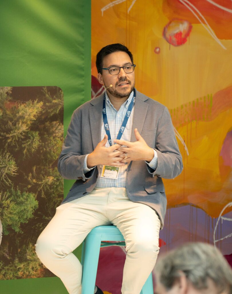 Breixo Pastoriza interviniendo en la mesa