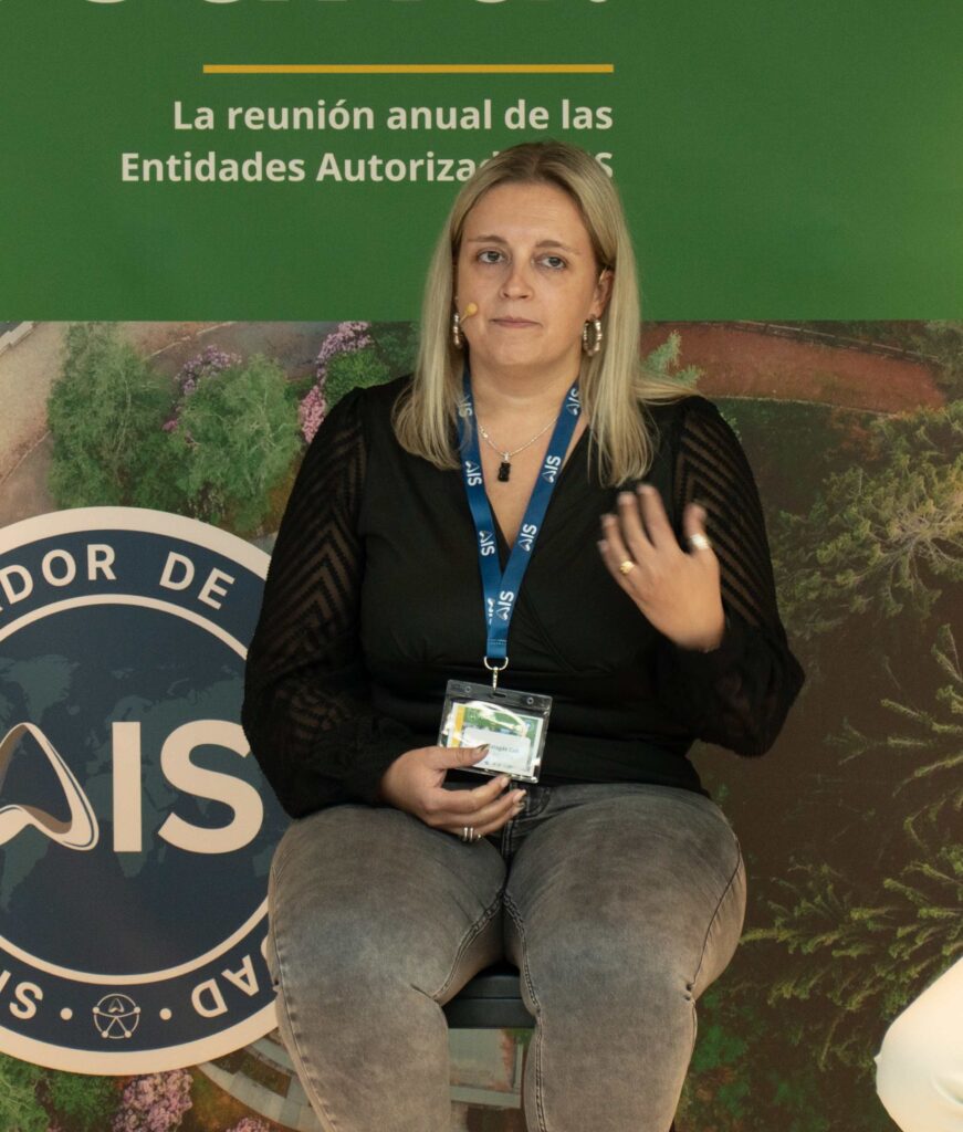 Jessica Malagás interviniendo en la mesa