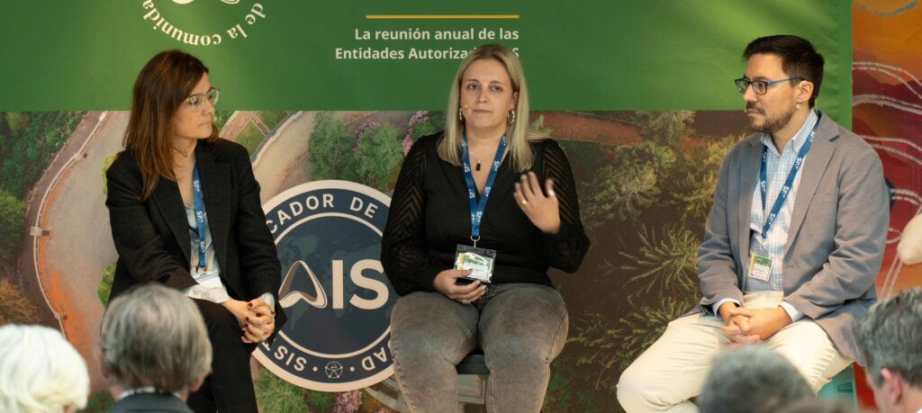 Imagen de los tres ponentes en la mesa