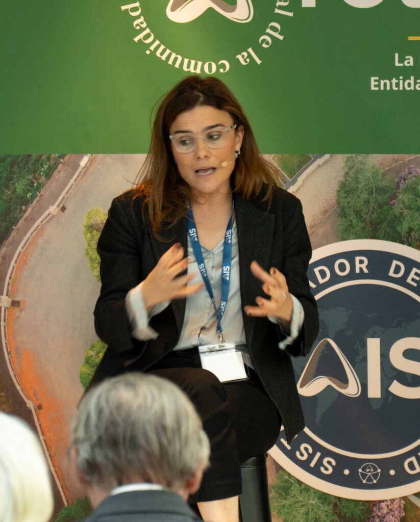 Leyre Echevarría interviniendo en la mesa