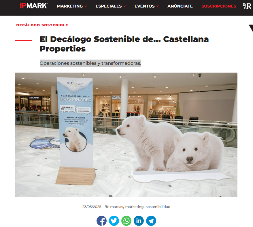 Imagen de un centro comercial con una instalación promocional sobre sostenibilidad: un cartel vertical informativo y figuras de osos polares en el suelo