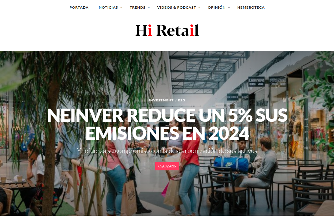 Interior de un centro comercial con personas caminando y sentadas en una zona de restauración, ilustrando una noticia sobre la reducción de emisiones de Neinver en 2024.