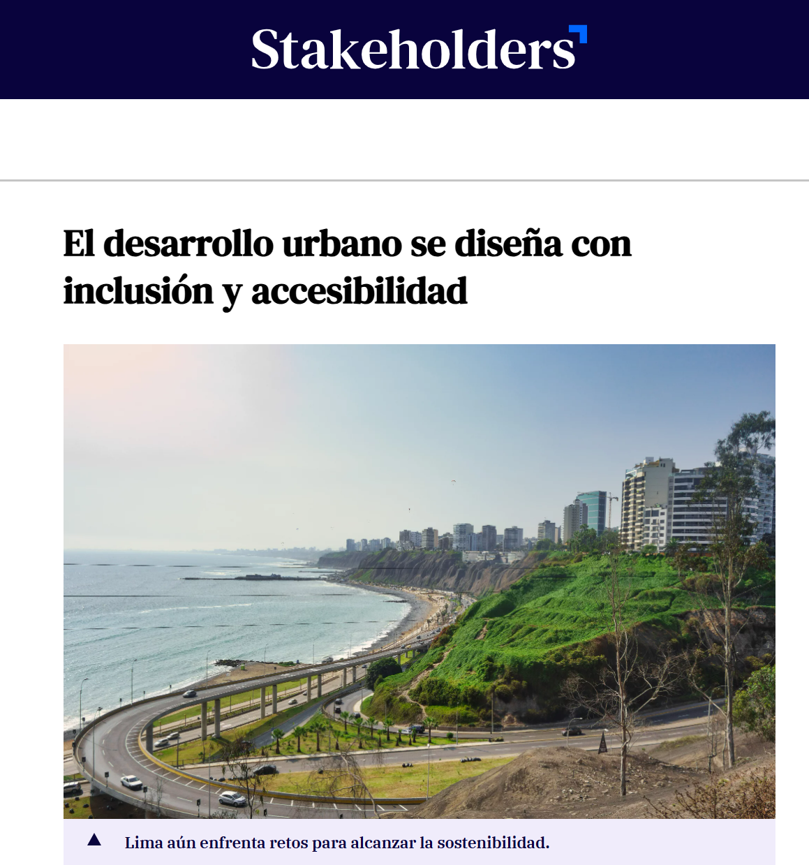 Captura de web de Stakeholders con una foto de vista de la costa con acantilados verdes, edificios y una carretera junto al mar.