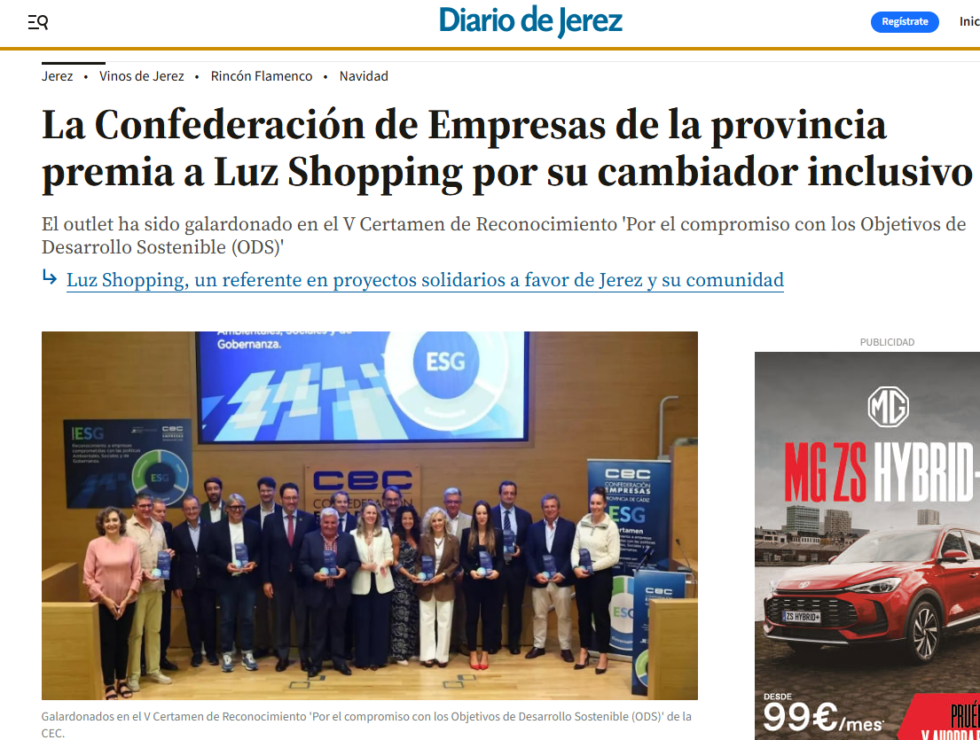 Galardonados en el certamen ODS de la CEC posan en el escenario.