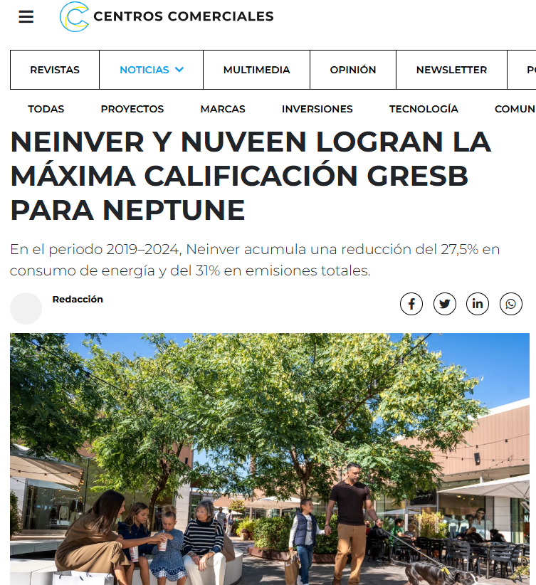 Personas paseando y descansando en una zona exterior de centro comercial con tiendas, terrazas y árboles.