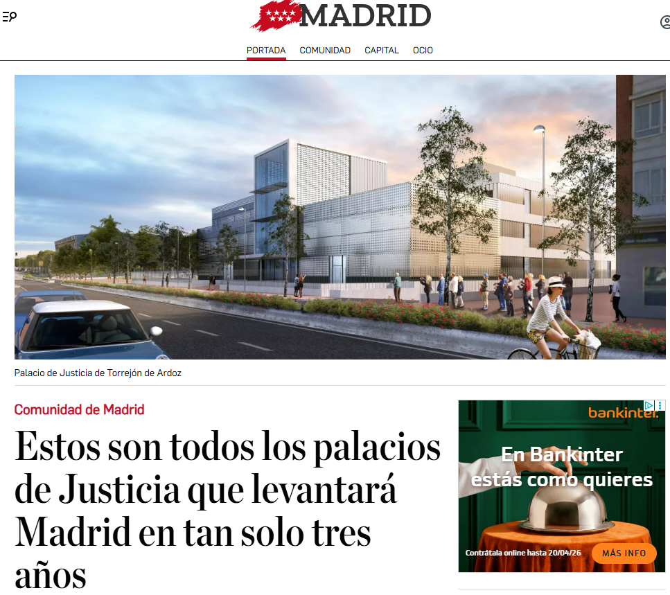 Render de un moderno Palacio de Justicia en Torrejón de Ardoz con peatones, árboles y una ciclista en primer plano