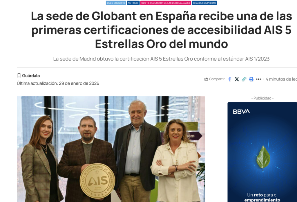 Titular de noticia: ‘La sede de Globant en España recibe una de las primeras certificaciones de accesibilidad AIS 5 Estrellas Oro del mundo’, con imagen de cuatro personas posando con un distintivo AIS