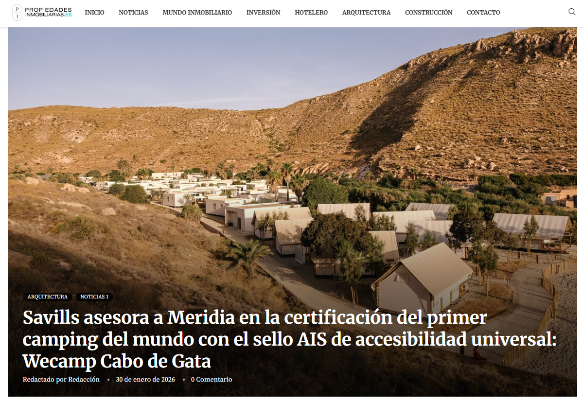 Captura de una noticia sobre Wecamp Cabo de Gata, con imagen de un camping de cabañas en un paisaje árido de montaña