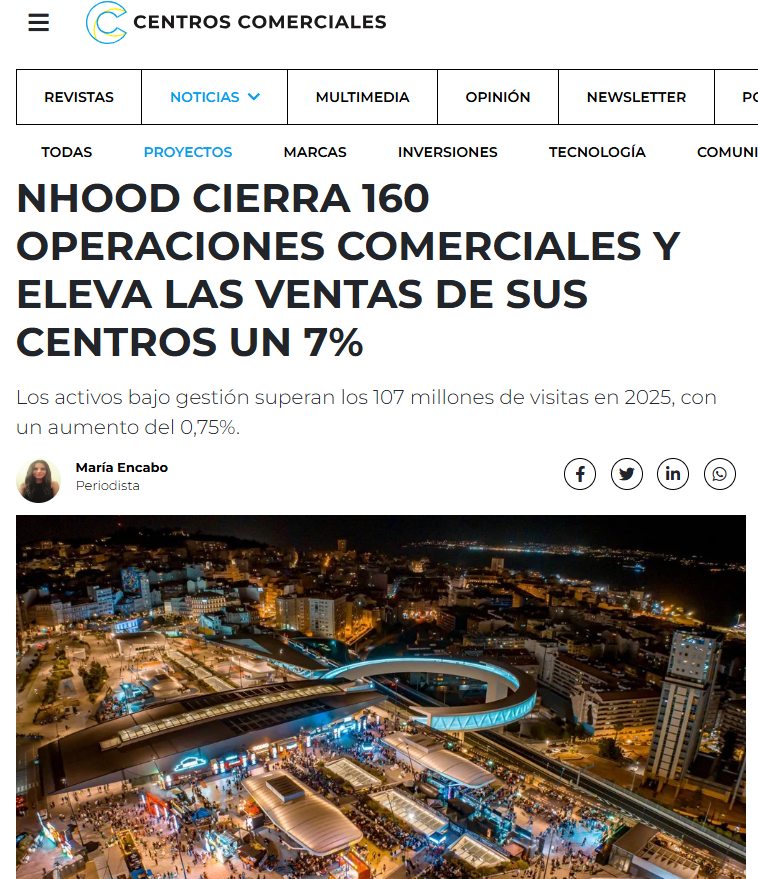 Foto de un centro comercial de noche alumbrado por luces