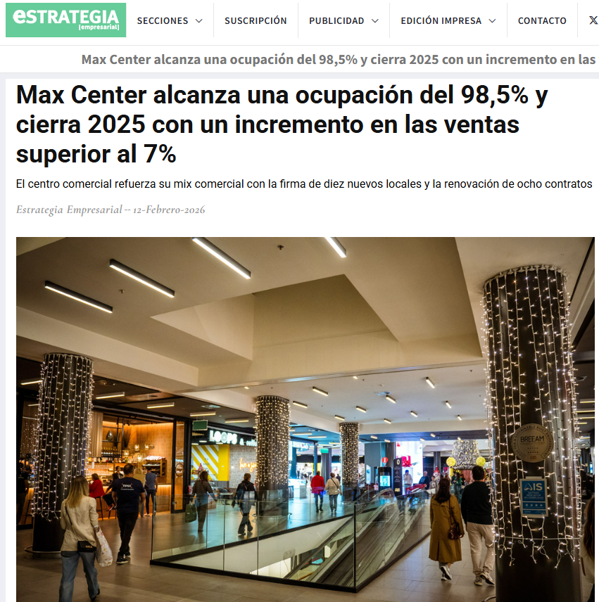 Interior del centro comercial Max Center con visitantes caminando por un pasillo iluminado y tiendas a ambos lados