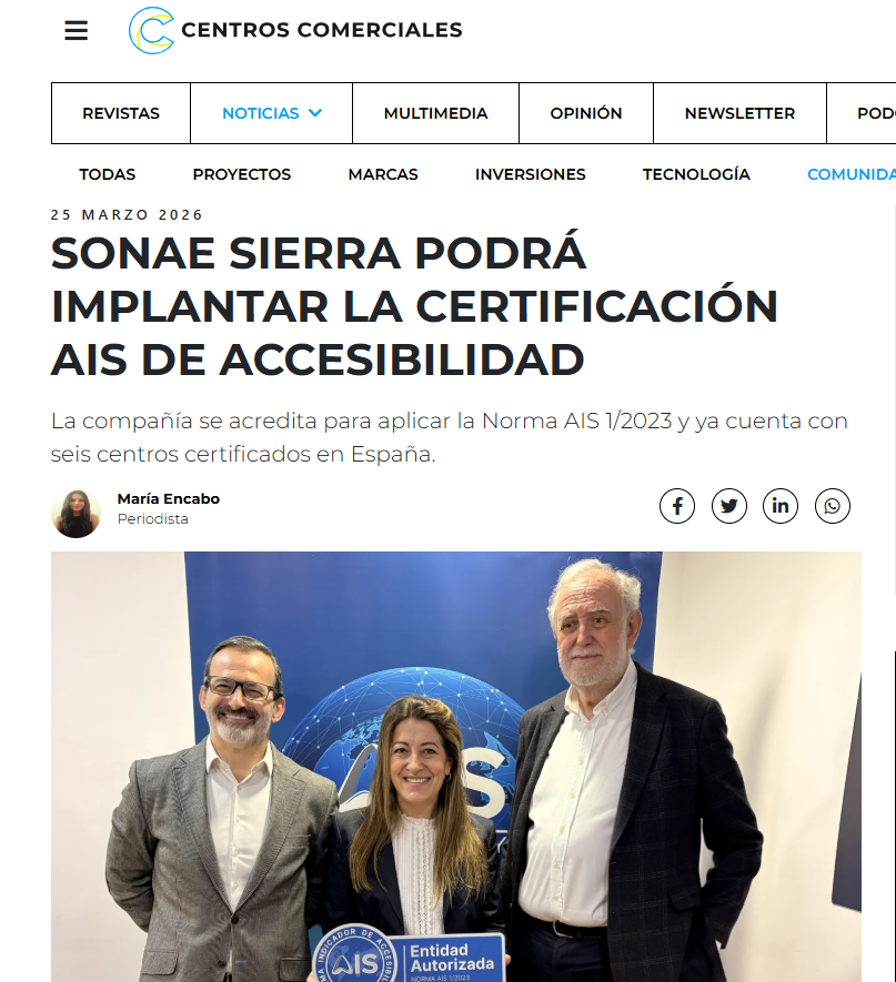 Captura de pantalla de un artículo en Centros Comerciales titulado ‘Sonae Sierra podrá implantar la certificación AIS de accesibilidad’, publicado el 25 de marzo de 2026. Incluye una foto de tres personas posando y un subtítulo sobre la acreditación de la empresa para aplicar la norma AIS 1/2023