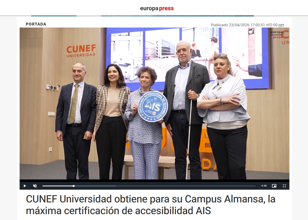 Cinco personas posan en CUNEF Universidad con una certificación AIS de accesibilidad de 5 estrellas