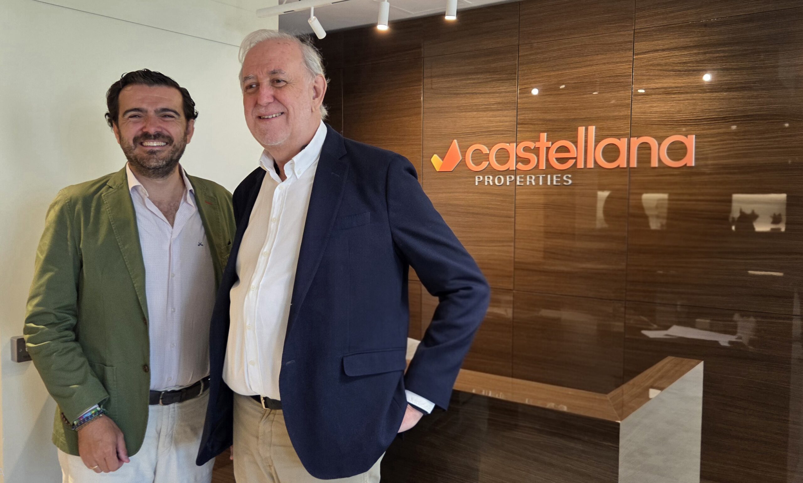 Representantes de Castellana Properties y Fundación ARS posan tras la certificación de centros comerciales
